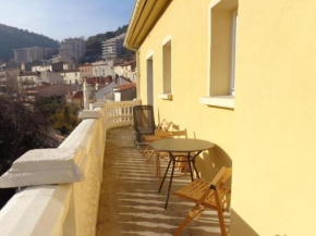 Confortable F3 avec balcon/terrasse en centre-ville, proximité cures, parking, ascenseur, pour 4 pers. - FR-1-703-88